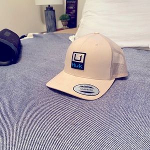 Hum Menss snap back hat.